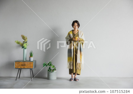 Middle woman in knit 107515284