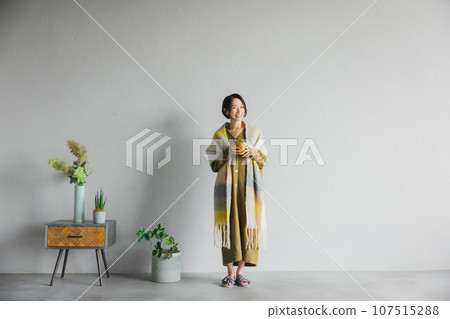 Middle woman in knit 107515288