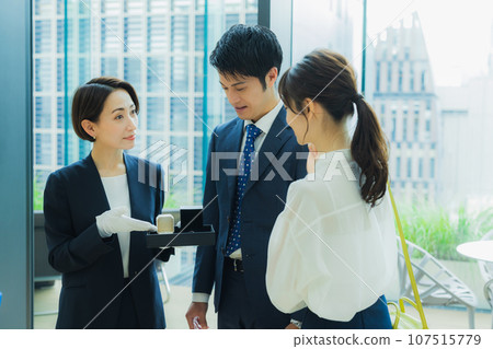 Couple shopping 107515779