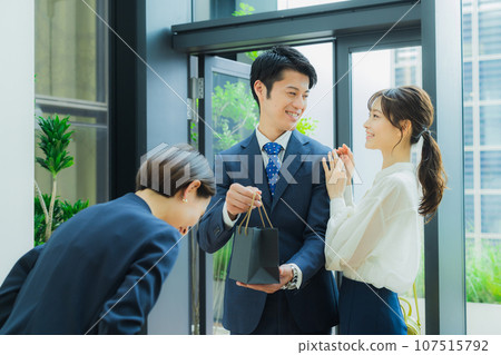 Couple shopping 107515792