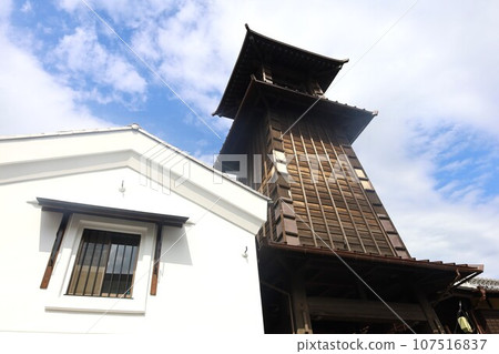木製鐘樓「時之鐘」和灰泥牆倉庫的風景 木製鐘樓「時之鐘」和灰泥牆倉庫的風景 107516837