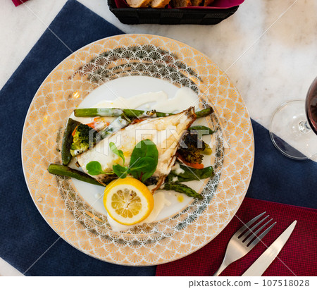 Fillet of sea bream with asparagus Fillet of sea bream with asparagus 107518028