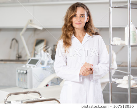 Portrait of female health worker meeting patient in medical office Portrait of female health worker meeting patient in medical office 107518030