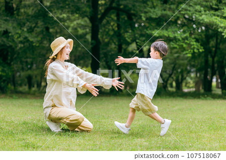 抱著跑步男孩的媽媽、母親、父母和孩子 107518067