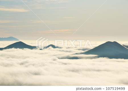 北海道秋天的雲海和早晨的陽光 107519499