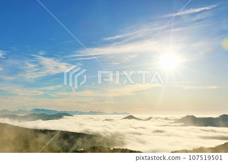 Hokkaido Autumn sea of clouds and morning sunlight 107519501