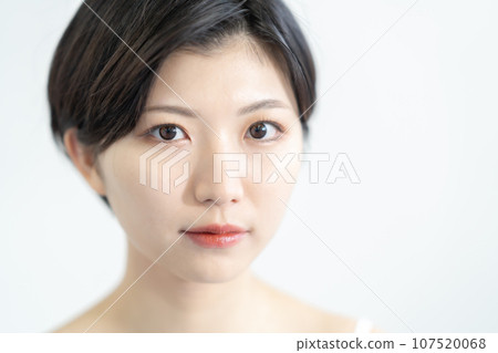 一位重視美麗和健康的年輕女性的形象,白色背景 一位重視美麗和健康的年輕女性的形象,白色背景 107520068