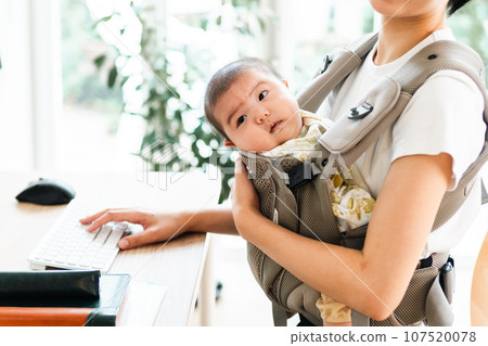 A faceless woman who works from home while raising children. 107520078
