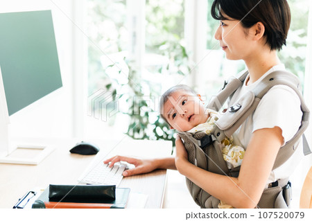 A woman who works from home while raising children A woman who works from home while raising children 107520079