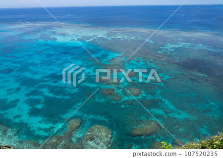 宮古島、伊良部島藍色潟湖的壯麗景色 宮古島、伊良部島藍色潟湖的壯麗景色 107520235