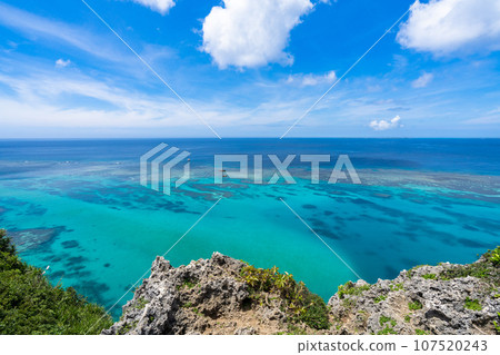 宮古島、伊良部島藍色潟湖的壯麗景色 107520243