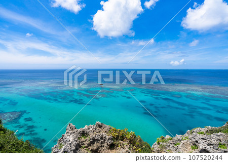 宮古島、伊良部島藍色潟湖的壯麗景色 宮古島、伊良部島藍色潟湖的壯麗景色 107520244
