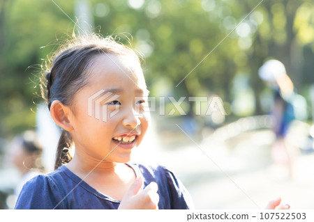 在公園裡玩的女孩 在公園裡玩的女孩 107522503