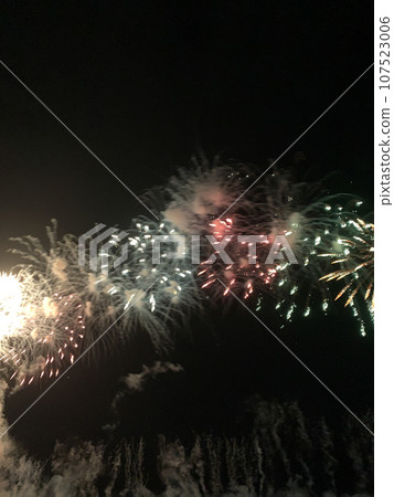 Fireworks draw a beautiful parabola 107523006