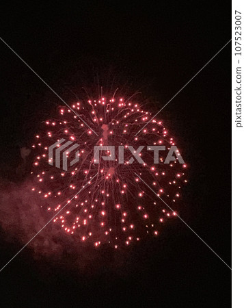 Fireworks draw a beautiful parabola 107523007