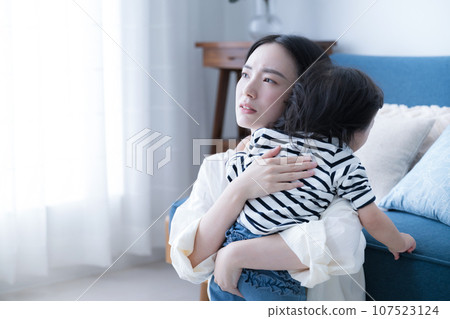 媽媽抱著她的孩子——這很難 媽媽抱著她的孩子——這很難 107523124