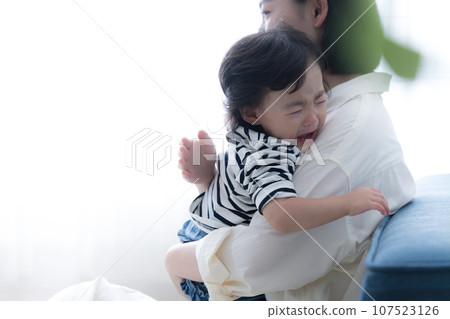 媽媽抱著她的孩子——這很難 媽媽抱著她的孩子——這很難 107523126