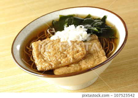 Kitsune蕎麥麵配兩塊炸豆腐、海帶和蔥 107523542