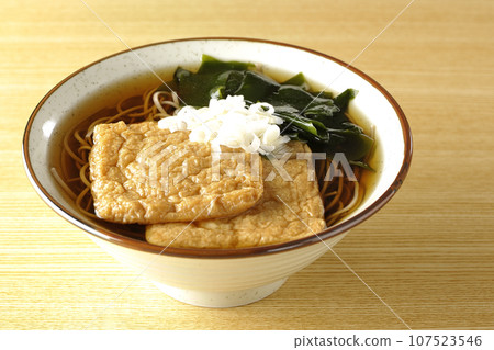 Kitsune蕎麥麵配兩塊炸豆腐、海帶和蔥 Kitsune蕎麥麵配兩塊炸豆腐、海帶和蔥 107523546