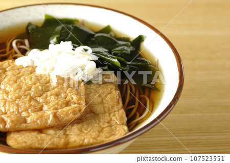 Kitsune蕎麥麵配兩塊炸豆腐、海帶和蔥 107523551