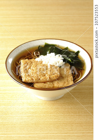 Kitsune蕎麥麵配兩塊炸豆腐、海帶和蔥 Kitsune蕎麥麵配兩塊炸豆腐、海帶和蔥 107523553