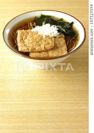 Kitsune蕎麥麵配兩塊炸豆腐、海帶和蔥 107523554