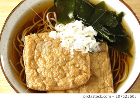 頭頂上的狐狸蕎麥麵，上面放著兩片炸豆腐、海藻和蔥。 107523605