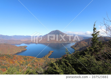 從半月山展望台看到的紅葉、中禪寺湖、男體山 107523881