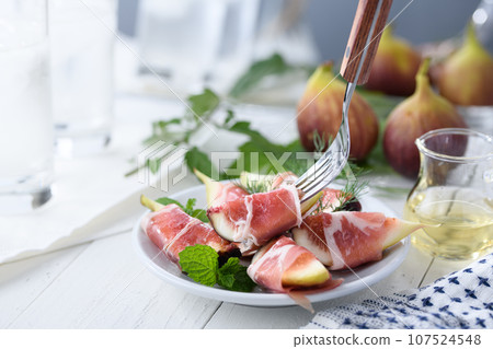 Fresh figs (figs) and raw ham dishes Appetizer Raw ham figs White background 107524548
