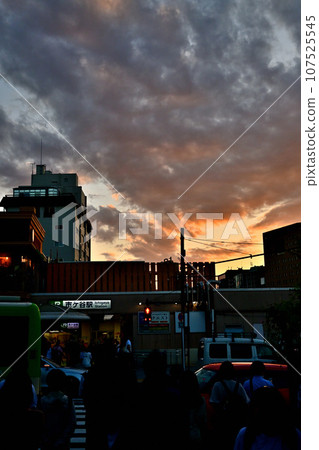 以美麗的夕陽天空為背景的JR市谷站，在擁擠的人行橫道處等待 107525545