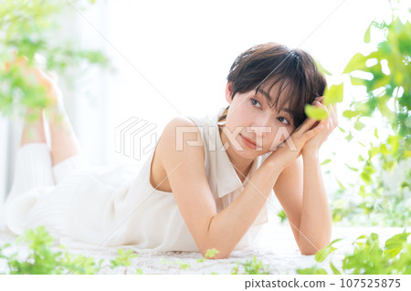 一位中年婦女躺在客廳裡做皮膚護理 107525875