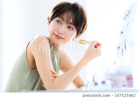 中年婦女在化妝間化妝 107525962