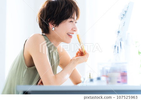 中年婦女在化妝間化妝 107525963