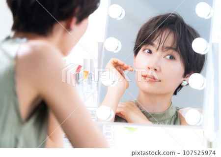 中年婦女在化妝間化妝 107525974