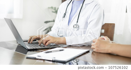 Female doctors who treat patients make an appointment to listen to the results after a physical examination and explain medical information and diagnose the disease. Medical concepts and good health Female doctors who treat patients make an appointment to listen to the results after a physical examination and explain medical information and diagnose the disease. Medical concepts and good health 107526102