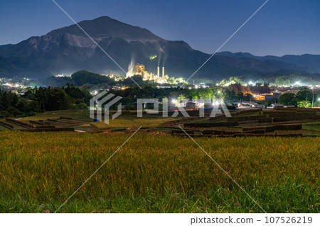 [埼玉縣]秋天的寺坂梯田和武甲山/夜景 107526219