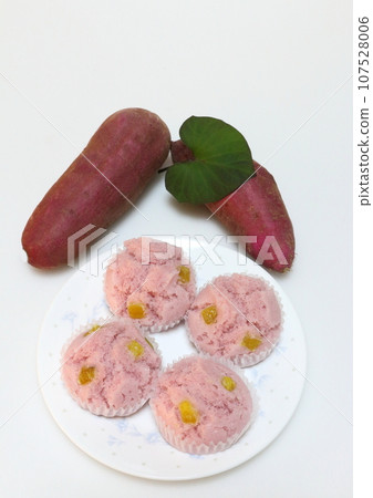Steamed sweet potato cake and Haruka Beni (vertical composition) 107528006