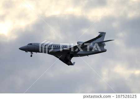 Takeoff and landing of an airliner 107528125