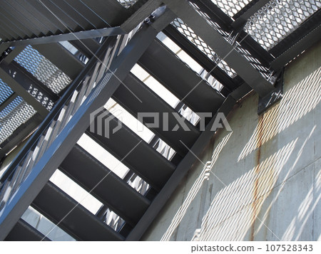 從水門抬頭望去，映入眼簾的是一片藍天，一大片藍天，一片暖心的藍天，一種心曠神怡的感覺！ ！ ！ 107528343