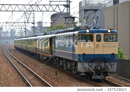 EF651124 salon car Naniwa Danrin running on the Tokaido Main Line 107529021