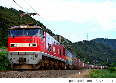 EF510-11 container freight train running on the Hokuriku Main Line 107529024