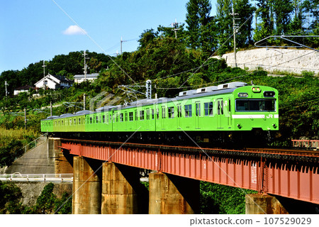 2002: 6 cars of the 103 series local train running on the Yamato Line 2002: 6 cars of the 103 series local train running on the Yamato Line 107529029