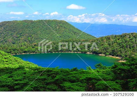[Miyazaki Prefecture] Rokukannon Oike (Ebino Highlands) in Kirishima on a sunny day 107529100