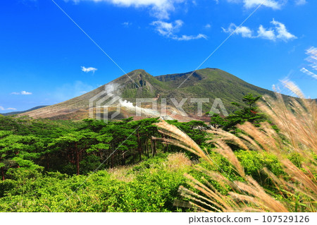 [Miyazaki Prefecture] Clear skies in Kirishima Mt. Karakuri (Ebino Plateau) 107529126