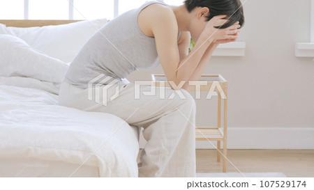 Woman, unwell, bedroom Woman, unwell, bedroom 107529174