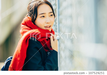 冬天戴圍巾的高中女生 107529251