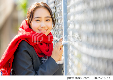 冬天戴圍巾的高中女生 107529253
