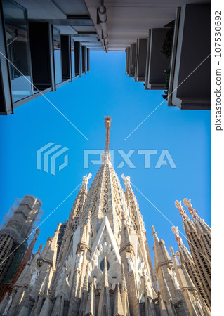 Sagrada Familia in Barcelona with contrast to a modern building Sagrada Familia in Barcelona with contrast to a modern building 107530692