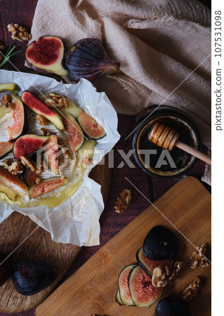 figs camembert cheese and honey 107531098