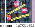 shop window with german text Everything has to go, we're closing and 50 percent sign 107531458